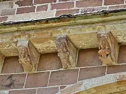 Kragsteine über dem Portal