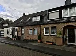 Die Häuser an der Dirschaustraße sind aus der zweiten Bauphase zwischen 1928 und 1931 und unterscheiden sich von allen anderen Bauten in der Siedlung dadurch, dass es Stahlfertighäuser sind.