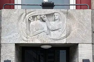Relief von Herbert Lungwitz über dem Haupteingang