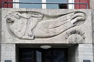 Relief von Herbert Lungwitz über dem Haupteingang