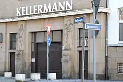 Reliefs am Torhaus, mittig der Äskulapstab mit den drei Kruppschen Ringen