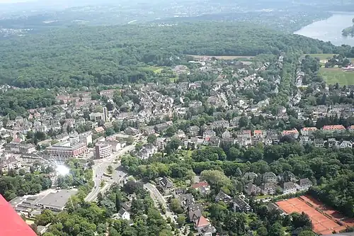 Blick von Nordwesten auf Essen-Stadtwald, vorn links der Stadtwaldplatz