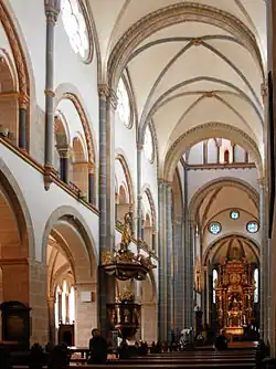 Kirchenschiff, Blick zum Altar