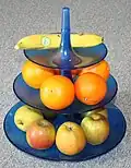 Etagere aus Kunststoff mit Obst