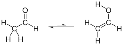 Tautomeres Gleichgewicht zwischen Ethanal (Acetaldehyd, links) und Ethenol (Vinylalkohol, rechts)