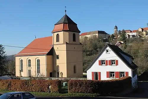Die ev. Kirche im namensgebenden Ort Ettenhausen, im Hintergrund die barocke Residenzstadt Bartenstein