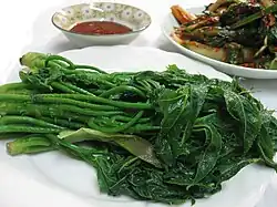 Kalopanax septemlobus (Eom-namusun, Dureup) (ähnlich sind Aralia continentalis, Aralia elata) (auch Aralia cordata, Udo) (junge Blätter, Wurzeln und Sprossen)