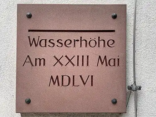 Erneuerte Hochwassermarke rund 2,5 Meter über Straßenniveau zur Wasserhöhe 1556