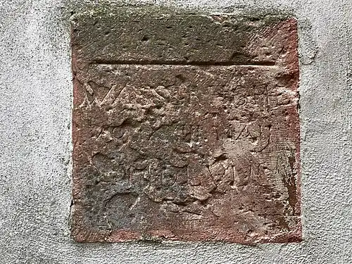 Verwitterte Sandsteintafel mit Hochwasserangabe von 1556