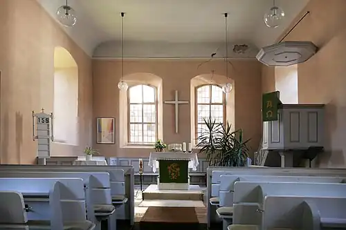 Blick auf Altar und Kanzel