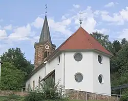 Saarbrücken-Scheidt: Neo­roma­ni­scher Chor­turm auf barockem Chor, Schiff 1957/58 verlängert