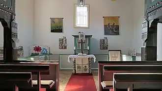 Altar und Kanzel an der südwestlichen Giebelseite