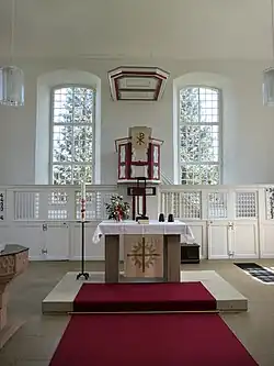 Die Kanzel hinter dem Altar