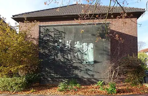 Tersteegen-Kirchengemeinde Düsseldorf, Relief vom Bildhauer Herbert Kühn mit dem Liedtext „Kommt, Kinder, lasst uns gehen“