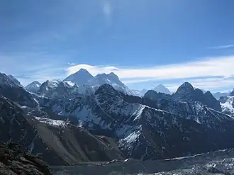 Blick vom Gokyo Ri. Mount Everest in der Bildmitte, links daneben der schneebedeckte Nirekha