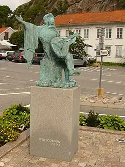 Bronzeskulptur von Evert Taube auf einem Sockel aus Bohus in Grebbestad