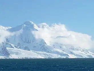 Der Evlogi Peak (Mitte) zwischen dem Mount Foster (links) und dem Antim Peak (rechts)