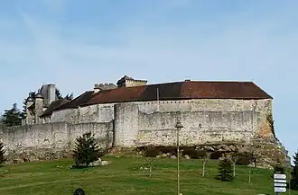 Ansicht von Südwesten; links: Torbau, Mitte: ehemalige Wirtschaftsgebäude
