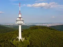 Der Sendeturm Exelberg – Luftbild, im Hintergrund die Stadt Wien