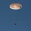 Die Landekapsel am Fallschirm am 4. Oktober