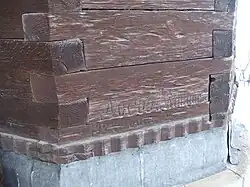 Gerade Überblattung, Teile beidseits der Ecke in Höhe gegeneinander versetzt