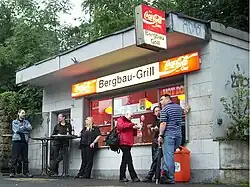 Stehtische bei einem Imbissstand in Bochum