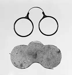 Klemmbrille mit elastischer Metallfeder