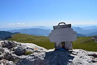 Kein Kreuz, nur eine Tafel markiert den Gipfel.