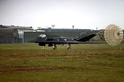 Landung einer F-117 Nighthawk in Spangdahlem im Oktober 2002 – dieser allererste Tarnkappen-Jet wurde im April 2008 stillgelegt