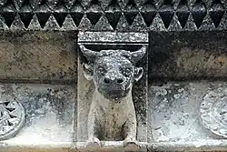 Échebrune – St-Pierre, Kragstein unter Gesims, Ochsenkopf