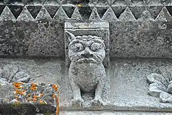 Échebrune – St-Pierre, Kragstein unter Gesims, Monster