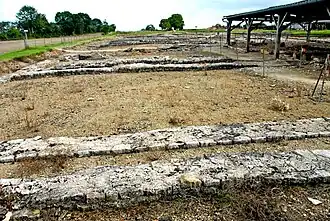 Fundamente neben Werkstätten