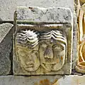 Portalskulptur, Köpfe eines Paares