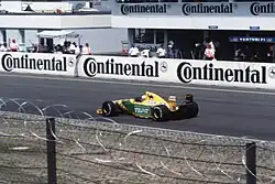 Martin Brundle bei der Anfahrt zur Nordkurve im Motodrom (1992)