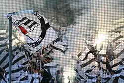 Fans schwenken das seit 2023 eigenständige Rundwappen.