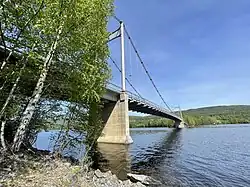 Foto einer Brücke, die über ein Gewässer führt