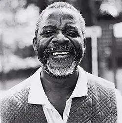 "Charles Mungoshi 1998 vor der Villa Waldberta in Feldafing"