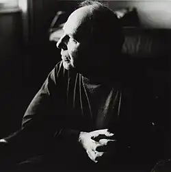 Imre Kertész mit nachdenklichem Blick, 1992 in der Villa Waldberta