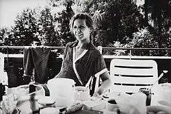 "Anna Langhoff ca. 1995 beim Frühstücken auf einem Balkon der Villa Waldberta"