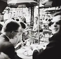 Veruschka von Lehndorff 1960 in einem Café auf der Schwabinger Leopoldstraße