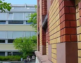 Der Altbau und Werkstattbau