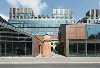 Neubauten neben Schornsteinsockel