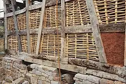 Gefache mit erneuerten Staken und Geflecht, vor dem Lehmbewurf