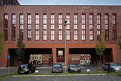 Früheres Werkstor der Hanomag, im Hintergrund die Wohnbebauung der Göttinger Straße