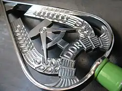 Fahnenspitze einer kasernierten Einheit des MdI; die NVA nutzte die gleiche Spitze in Gold