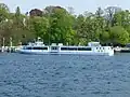 Das Fährschiff Wannsee am Anleger Wannsee