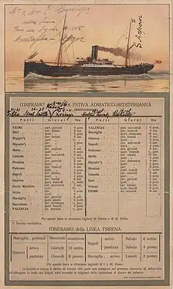 Fahrplan der „Adria AG“ von ca. 1900 mit der Abb. der SS Carola auf der Rückseite und der Angabe von insgesamt 33 eingesetzten Schiffen (282 × 169 mm, Druck: Stabilimento tipo-litografico Emidio Mohovich in Fiume[15])