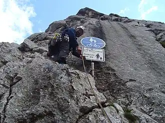 Schild in der 1. Seillänge der Fahrradlkante