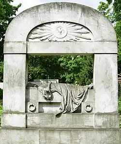Luxus-Grabdenkmal mit lebensgroßer Ruhender (in Berlin zweimal erhalten)