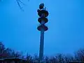 Fernmeldeturm auf dem Gipfel zur winterlichen Dämmerung